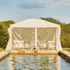 Kerama Pergolas Et Tonnelles Pergola 300×400 Cm Avec Rideaux Beiges Et Moustiquaires -France Parasols Soldes 2022 pergola 300 400 cm avec rideaux beiges et moustiquaires 3