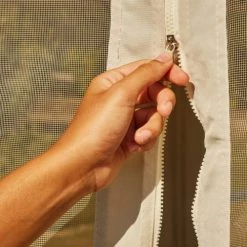 Kerama Pergolas Et Tonnelles Pergola 300×400 Cm Avec Rideaux Beiges Et Moustiquaires -France Parasols Soldes 2022 pergola 300 400 cm avec rideaux beiges et moustiquaires 4